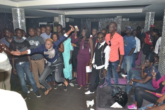 Sidy Samb enflamme son public au Pentola. Revivez le show ambiance. Sidy Samb enflamme son public au Pentola. Revivez le show ambiance.