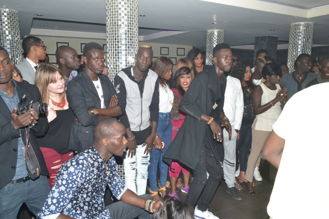 Sidy Samb enflamme son public au Pentola. Revivez le show ambiance. Sidy Samb enflamme son public au Pentola. Revivez le show ambiance.