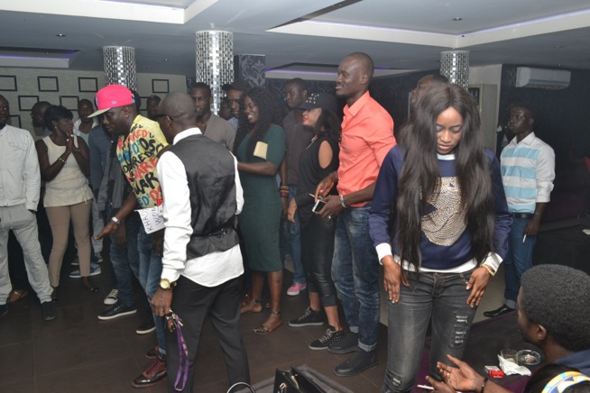 Sidy Samb enflamme son public au Pentola. Revivez le show ambiance. Sidy Samb enflamme son public au Pentola. Revivez le show ambiance.