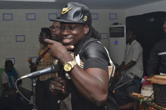 Sidy Samb enflamme son public au Pentola. Revivez le show ambiance. Sidy Samb enflamme son public au Pentola. Revivez le show ambiance.