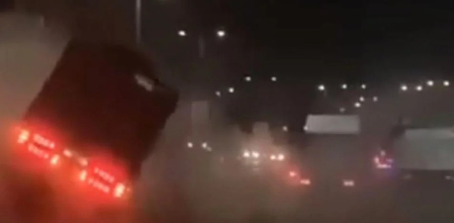 Course-poursuite sur l’autoroute : L’autre chauffeur, dont le camion s’est renversé, a été aussi arrêté Course-poursuite sur l’autoroute : L’autre chauffeur, dont le camion s’est renversé, a été aussi arrêté