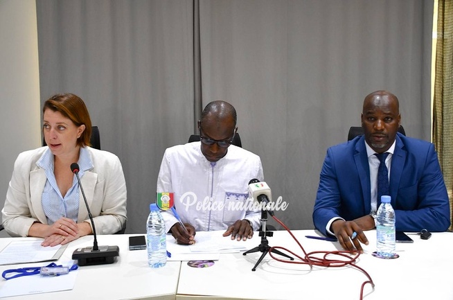 Mamadou Lamine Niang, Commissaire divisionnaire de Police de classe exceptionnelle, a présidé l’atelier de partage sur la lutte contre l’e-escroquerie, ce mardi Mamadou Lamine Niang, Commissaire divisionnaire de Police de classe exceptionnelle, a présidé l’atelier de partage sur la lutte contre l’e-escroquerie, ce mardi