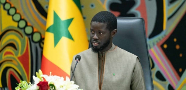 Sénégal : Remise Solennelle des Cahiers de Doléances Syndicaux au Président Faye pour la Fête du Travail Sénégal : Remise Solennelle des Cahiers de Doléances Syndicaux au Président Faye pour la Fête du Travail