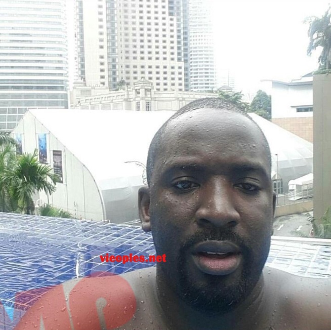 Le patron de dakaractu, Serigne Diagne en mode piscine à Impiana KLCC Hotel en Malaisie.