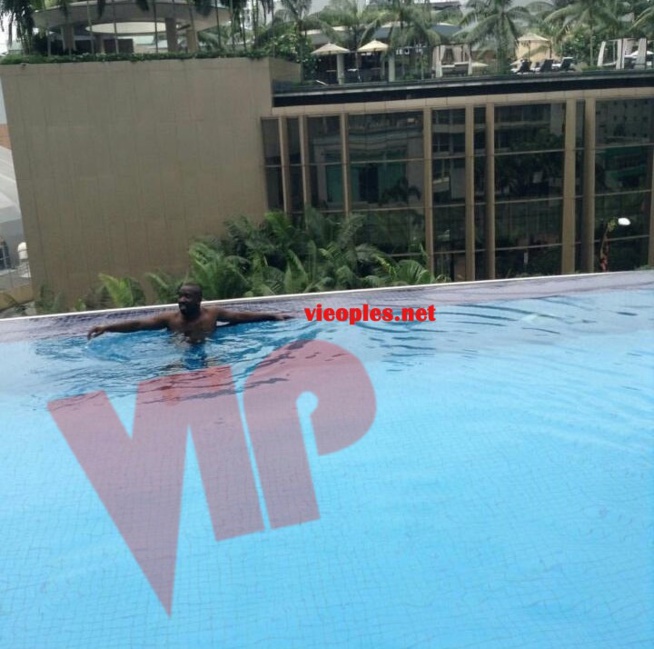 Le patron de dakaractu, Serigne Diagne en mode piscine à Impiana KLCC Hotel en Malaisie.