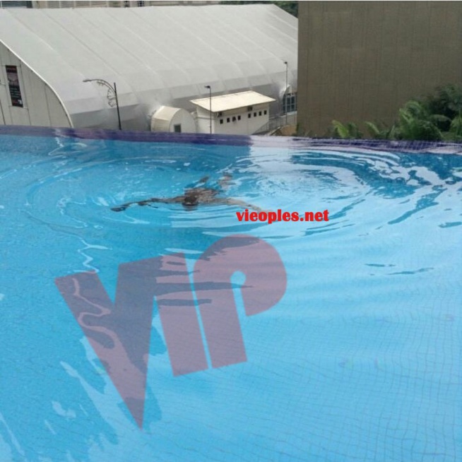 Le patron de dakaractu, Serigne Diagne en mode piscine à Impiana KLCC Hotel en Malaisie.