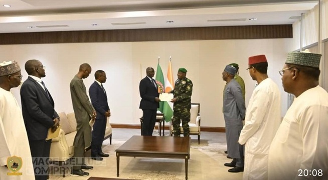 Rencontre au sommet à Niamey : Le Président nigérien Abdourahamane Tiani reçoit un émissaire spécial du Sénégal Rencontre au sommet à Niamey : Le Président nigérien Abdourahamane Tiani reçoit un émissaire spécial du Sénégal