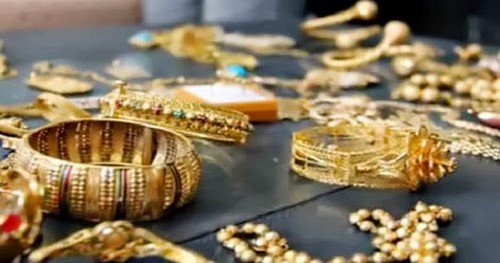 Une domestique dérobe les bijoux en or de sa patronne et tombe avec son receleur Une domestique dérobe les bijoux en or de sa patronne et tombe avec son receleur