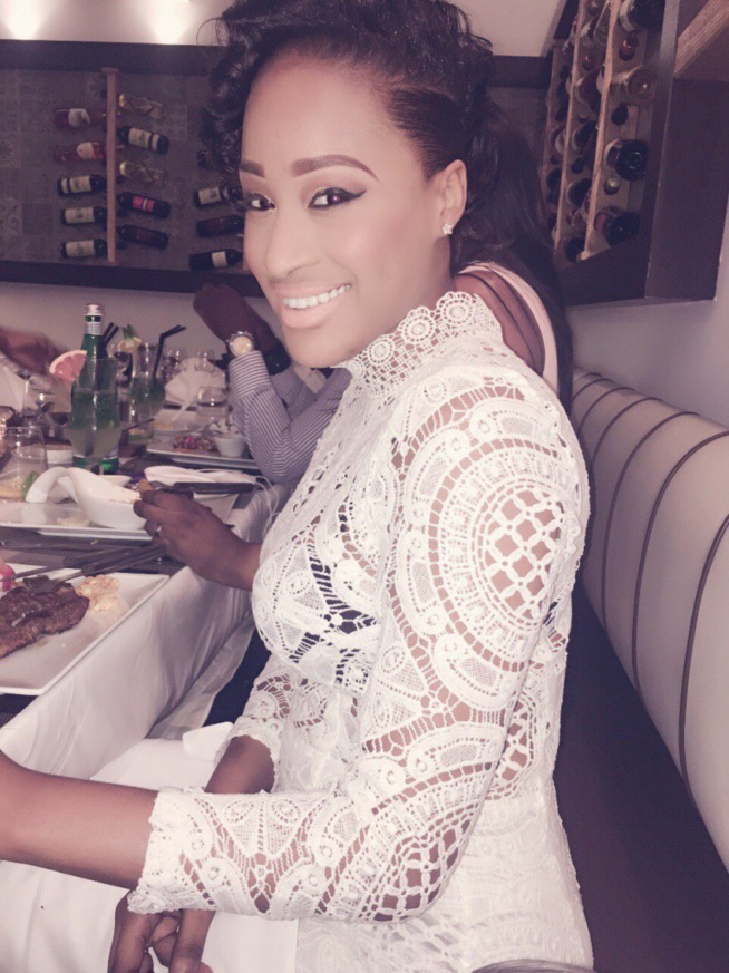 Esther Ndiaye toute radieuse au restaurant. Esther Ndiaye toute radieuse au restaurant.