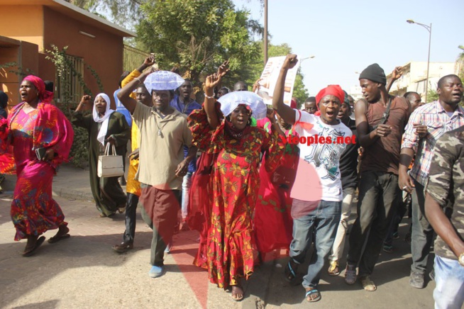 Manifestation anti-Jeune Afrique à la mosquée Massalikul Jinane à Dakar (images)