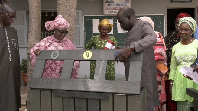 Lutte contre la pollution plastique en milieu scolaire : Remise de matériels issus du recyclage au collège Sérigne Ahmed SY Malick Lutte contre la pollution plastique en milieu scolaire : Remise de matériels issus du recyclage au collège Sérigne Ahmed SY Malick
