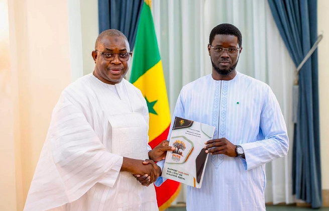 Remise du rapport 2023–2024 du Haut Conseil du Dialogue Social : le président Diomaye Faye mise sur la stabilité pour transformer l’économie Remise du rapport 2023–2024 du Haut Conseil du Dialogue Social : le président Diomaye Faye mise sur la stabilité pour transformer l’économie