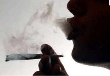 Ayant aperçu de loin une patrouille de Police : La jeune fille qui grillait un joint avec une amie prend la fuite et se jette à la mer Ayant aperçu de loin une patrouille de Police : La jeune fille qui grillait un joint avec une amie prend la fuite et se jette à la mer