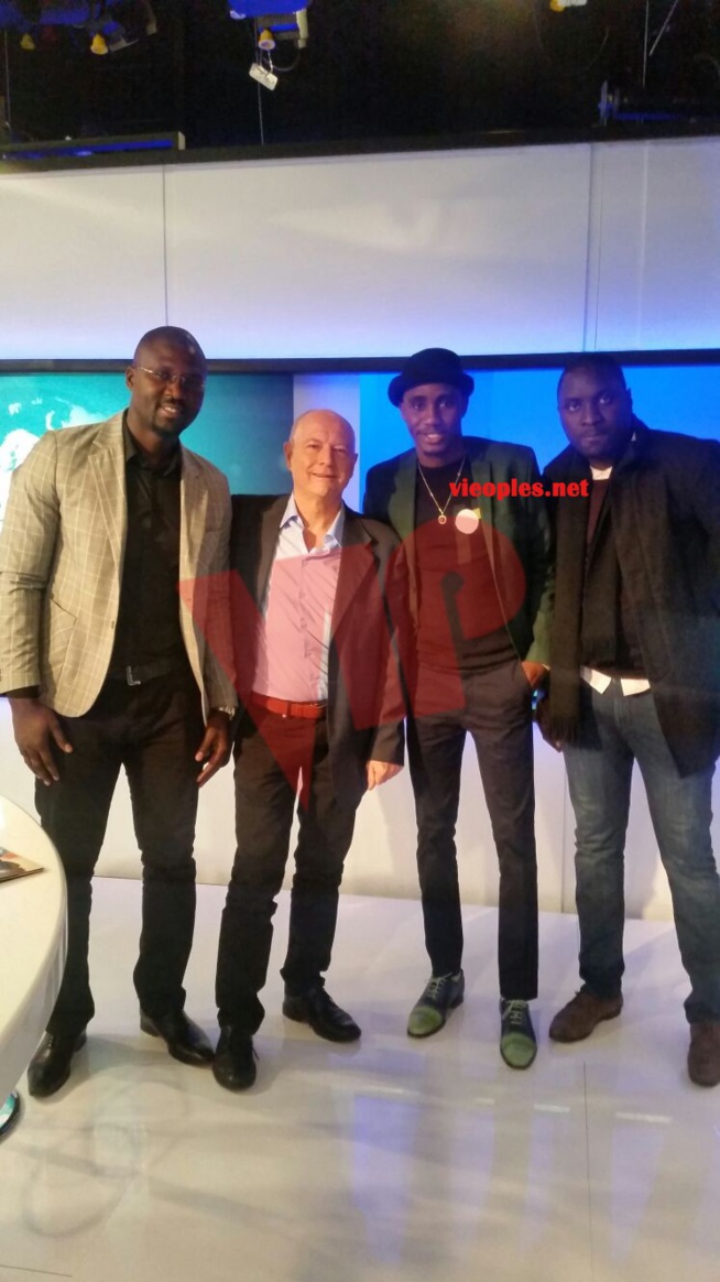 SUR LA ROUTE DE BERCY: Waly en compagnie des organisateurs pour faire le tour des médias Parisiens. SUR LA ROUTE DE BERCY: Waly en compagnie des organisateurs pour faire le tour des médias Parisiens.