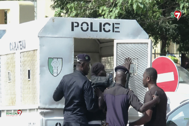 Démantèlement d’un réseau de faussaires à Pikine : Trois individus arrêtés, une importante quantité de faux documents administratifs saisie Démantèlement d’un réseau de faussaires à Pikine : Trois individus arrêtés, une importante quantité de faux documents administratifs saisie