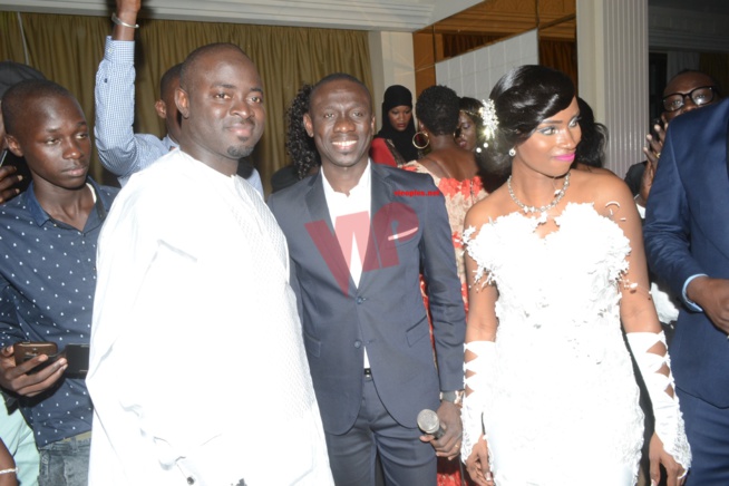 Quand le ministre Diene Farba Sarr donne en mariage sa fille, Pape Diouf assure l'ambiance. Quand le ministre Diene Farba Sarr donne en mariage sa fille, Pape Diouf assure l'ambiance.