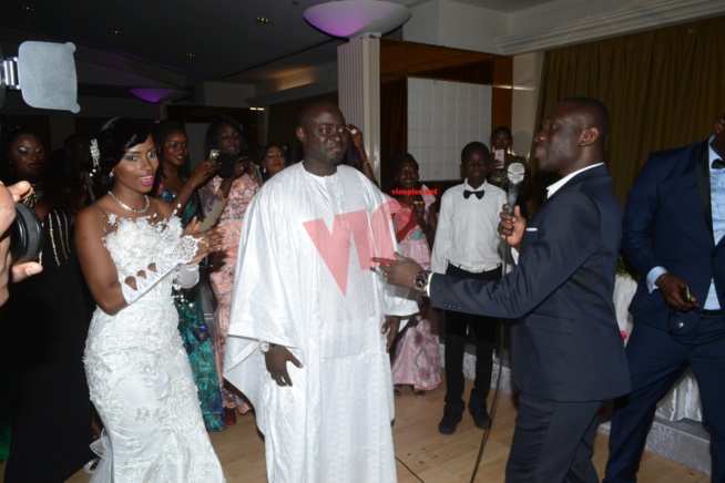 Quand le ministre Diene Farba Sarr donne en mariage sa fille, Pape Diouf assure l'ambiance. Quand le ministre Diene Farba Sarr donne en mariage sa fille, Pape Diouf assure l'ambiance.