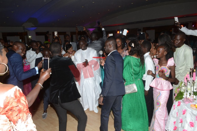 Quand le ministre Diene Farba Sarr donne en mariage sa fille, Pape Diouf assure l'ambiance. Quand le ministre Diene Farba Sarr donne en mariage sa fille, Pape Diouf assure l'ambiance.