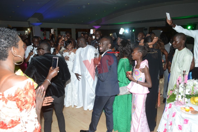 Quand le ministre Diene Farba Sarr donne en mariage sa fille, Pape Diouf assure l'ambiance. Quand le ministre Diene Farba Sarr donne en mariage sa fille, Pape Diouf assure l'ambiance.