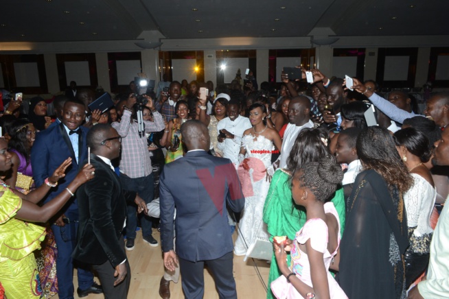 Quand le ministre Diene Farba Sarr donne en mariage sa fille, Pape Diouf assure l'ambiance. Quand le ministre Diene Farba Sarr donne en mariage sa fille, Pape Diouf assure l'ambiance.