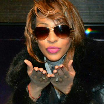 Award 2013 à Los Angeles, la reine du Djolof Band Viviane Chidid recevra un prix ce 13 Fevrier. Award 2013 à Los Angeles, la reine du Djolof Band Viviane Chidid recevra un prix ce 13 Fevrier.