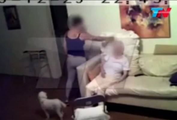 Vidéo choquante: une vieille dame atteinte d’Alzheimer maltraitée par son aidante Vidéo choquante: une vieille dame atteinte d’Alzheimer maltraitée par son aidante