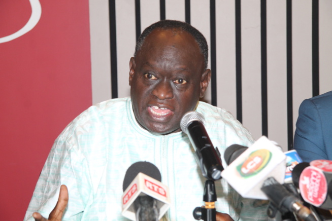 Me El Hadj Diouf en colère contre une journaliste du Gfm Me El Hadj Diouf en colère contre une journaliste du Gfm