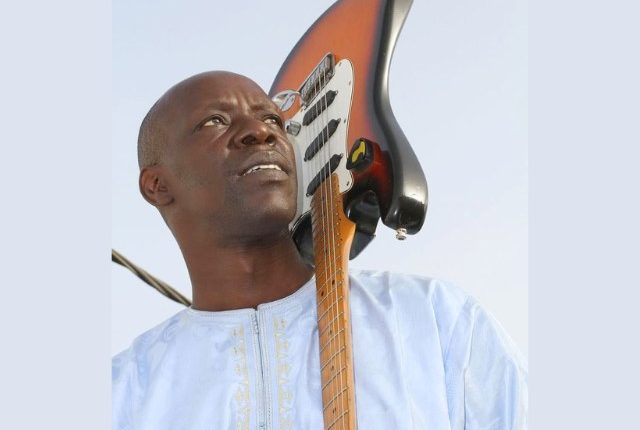 Le Super Étoile rend hommage à une légende, à un frère, à une guitare vivante. Jimi Mbaye. Le Super Étoile rend hommage à une légende, à un frère, à une guitare vivante. Jimi Mbaye.