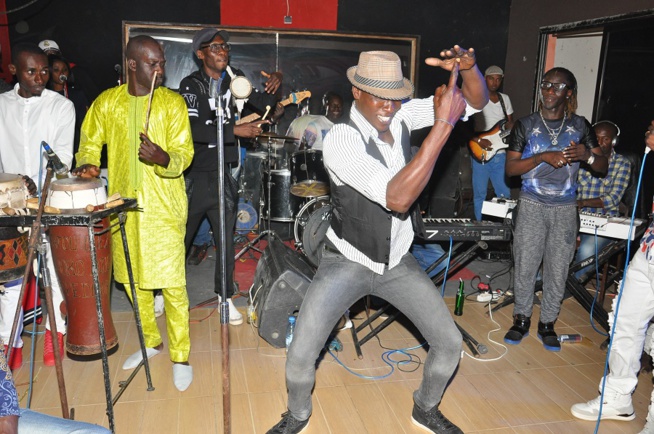 Pape Diouf fête l'amour au Teranga Art de Saly chez les "Mbourois" ce samedi 13 Février avant de rallier Vélingara. Regardez Pape Diouf fête l'amour au Teranga Art de Saly chez les "Mbourois" ce samedi 13 Février avant de rallier Vélingara. Regardez