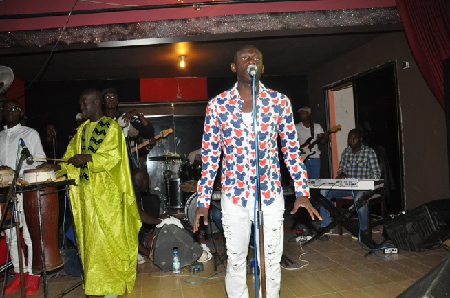 Pape Diouf fête l'amour au Teranga Art de Saly chez les "Mbourois" ce samedi 13 Février avant de rallier Vélingara. Regardez Pape Diouf fête l'amour au Teranga Art de Saly chez les "Mbourois" ce samedi 13 Février avant de rallier Vélingara. Regardez