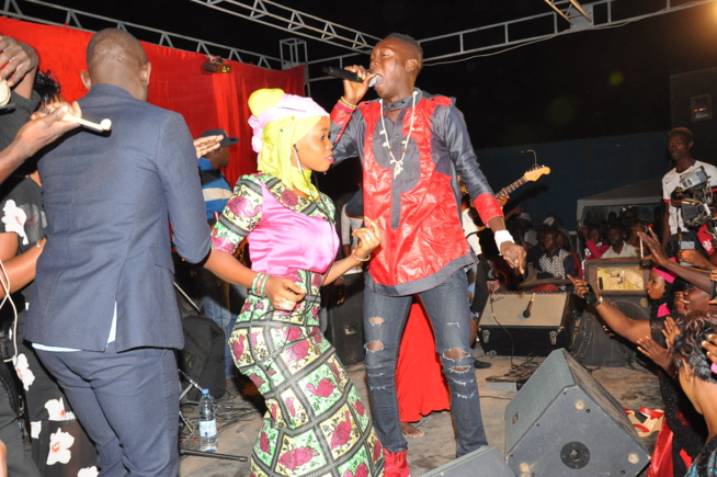 VIDEO: Regardez l'entrée explosive sur scéne de Pape Diouf face à son public à Vélingara. VIDEO: Regardez l'entrée explosive sur scéne de Pape Diouf face à son public à Vélingara.