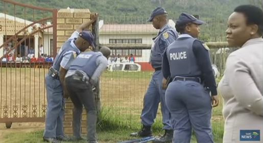 La police délivre 18 enfants détenus dans une église La police délivre 18 enfants détenus dans une église