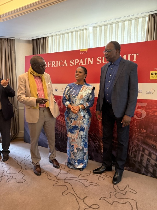 Madrid: Moubarak Lô, Mankeur Ndiaye, ancien Ministres des affaires étrangères et Mme Suzi Carla Barboza ancienne ministre des affaires étrangères de la Guinée Bissau au Sommet Espagne-Afrique Madrid: Moubarak Lô, Mankeur Ndiaye, ancien Ministres des affaires étrangères et Mme Suzi Carla Barboza ancienne ministre des affaires étrangères de la Guinée Bissau au Sommet Espagne-Afrique