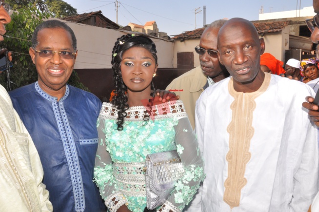 L'animatrice deWalf Tv, Sister Thiaba s'est pendue la cordre au cou de Mr Alioune Badara Ndiaye. Regardez L'animatrice deWalf Tv, Sister Thiaba s'est pendue la cordre au cou de Mr Alioune Badara Ndiaye. Regardez