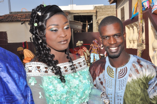 L'animatrice deWalf Tv, Sister Thiaba s'est pendue la cordre au cou de Mr Alioune Badara Ndiaye. Regardez L'animatrice deWalf Tv, Sister Thiaba s'est pendue la cordre au cou de Mr Alioune Badara Ndiaye. Regardez