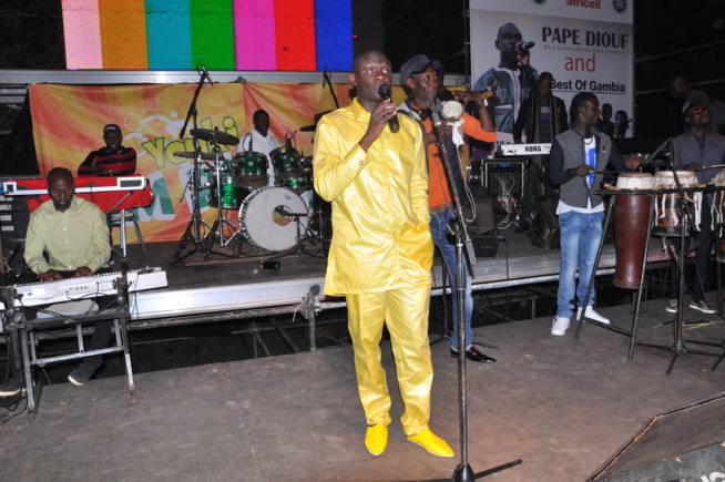 Avant premières images de Pape Diouf et la génération consciente sur scène en Gambie pour le grand bégué avec le port Authority.