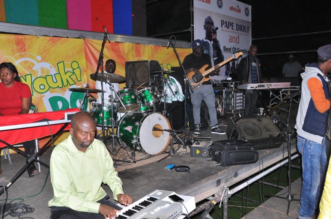 Avant premières images de Pape Diouf et la génération consciente sur scène en Gambie pour le grand bégué avec le port Authority. Avant premières images de Pape Diouf et la génération consciente sur scène en Gambie pour le grand bégué avec le port Authority.
