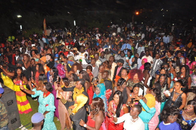 Pape Diouf mobilise plus de 18 000 fans dans le jardin de l’hôtel Kairaba avec le Port Authority pour fêter l'indépendance de la Gambie. Pape Diouf mobilise plus de 18 000 fans dans le jardin de l’hôtel Kairaba avec le Port Authority pour fêter l'indépendance de la Gambie.