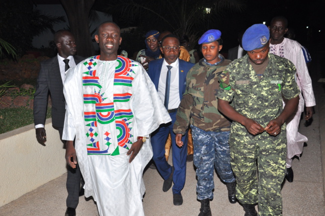 Pape Diouf mobilise plus de 18 000 fans dans le jardin de l’hôtel Kairaba avec le Port Authority pour fêter l'indépendance de la Gambie. Pape Diouf mobilise plus de 18 000 fans dans le jardin de l’hôtel Kairaba avec le Port Authority pour fêter l'indépendance de la Gambie.