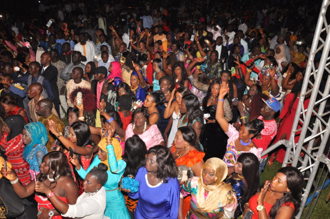 Pape Diouf mobilise plus de 18 000 fans dans le jardin de l’hôtel Kairaba  avec le Port Authority pour fêter l'indépendance de la Gambie.