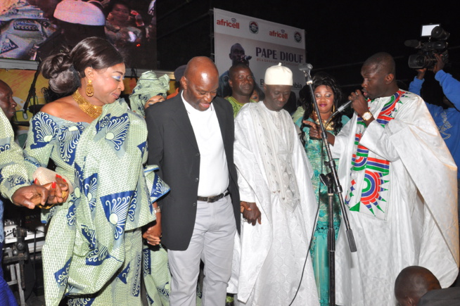 Pape Diouf mobilise plus de 18 000 fans dans le jardin de l’hôtel Kairaba avec le Port Authority pour fêter l'indépendance de la Gambie. Pape Diouf mobilise plus de 18 000 fans dans le jardin de l’hôtel Kairaba avec le Port Authority pour fêter l'indépendance de la Gambie.