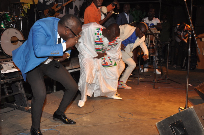 Pape Diouf mobilise plus de 18 000 fans dans le jardin de l’hôtel Kairaba avec le Port Authority pour fêter l'indépendance de la Gambie. Pape Diouf mobilise plus de 18 000 fans dans le jardin de l’hôtel Kairaba avec le Port Authority pour fêter l'indépendance de la Gambie.