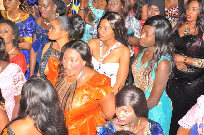 Pape Diouf mobilise plus de 18 000 fans dans le jardin de l’hôtel Kairaba avec le Port Authority pour fêter l'indépendance de la Gambie. Pape Diouf mobilise plus de 18 000 fans dans le jardin de l’hôtel Kairaba avec le Port Authority pour fêter l'indépendance de la Gambie.