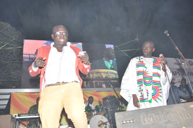 Pape Diouf mobilise plus de 18 000 fans dans le jardin de l’hôtel Kairaba avec le Port Authority pour fêter l'indépendance de la Gambie. Pape Diouf mobilise plus de 18 000 fans dans le jardin de l’hôtel Kairaba avec le Port Authority pour fêter l'indépendance de la Gambie.