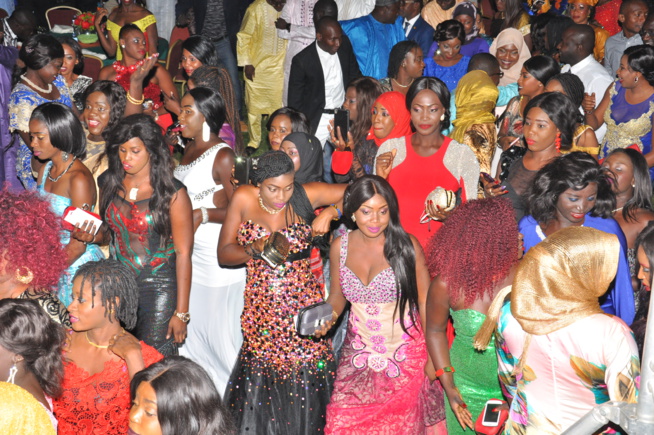 Pape Diouf mobilise plus de 18 000 fans dans le jardin de l’hôtel Kairaba avec le Port Authority pour fêter l'indépendance de la Gambie. Pape Diouf mobilise plus de 18 000 fans dans le jardin de l’hôtel Kairaba avec le Port Authority pour fêter l'indépendance de la Gambie.