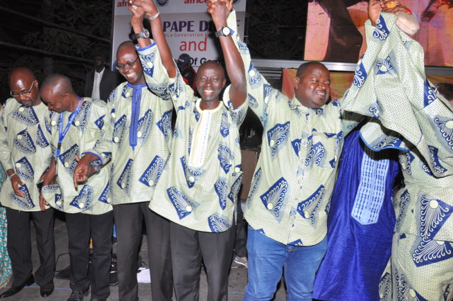 Pape Diouf mobilise plus de 18 000 fans dans le jardin de l’hôtel Kairaba avec le Port Authority pour fêter l'indépendance de la Gambie. Pape Diouf mobilise plus de 18 000 fans dans le jardin de l’hôtel Kairaba avec le Port Authority pour fêter l'indépendance de la Gambie.