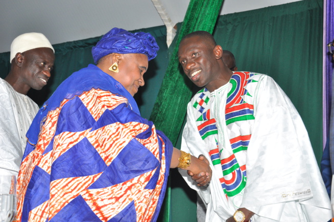 Pape Diouf mobilise plus de 18 000 fans dans le jardin de l’hôtel Kairaba avec le Port Authority pour fêter l'indépendance de la Gambie. Pape Diouf mobilise plus de 18 000 fans dans le jardin de l’hôtel Kairaba avec le Port Authority pour fêter l'indépendance de la Gambie.