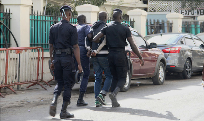 Série de cambriolages à Yeumbeul : Trahi par son téléphone, un voleur interpellé par la police Série de cambriolages à Yeumbeul : Trahi par son téléphone, un voleur interpellé par la police