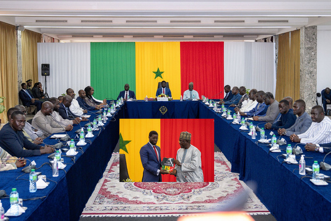 Dialogue national : le Chef de l’État reçoit les recommandations pour réformer les institutions, d’importantes réformes politiques en vue Dialogue national : le Chef de l’État reçoit les recommandations pour réformer les institutions, d’importantes réformes politiques en vue