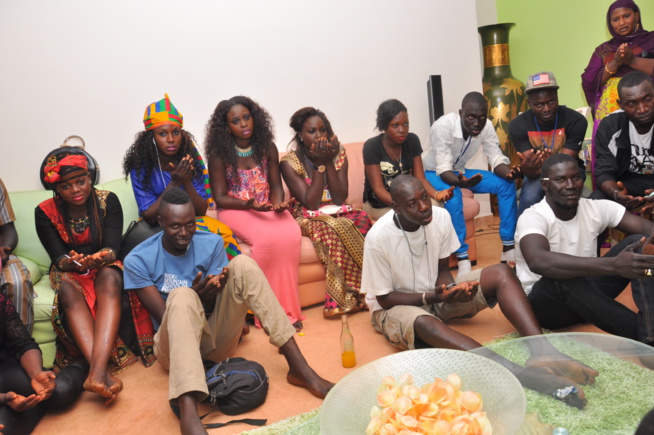 Pape Diouf rencontre le Fans club Ubotown de Banjul. Regardez Pape Diouf rencontre le Fans club Ubotown de Banjul. Regardez